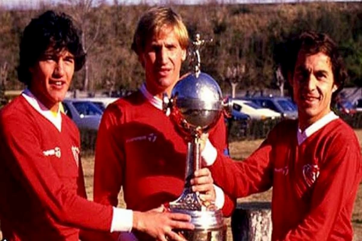 Jugadores rojos con la Copa Libertadores 1984
